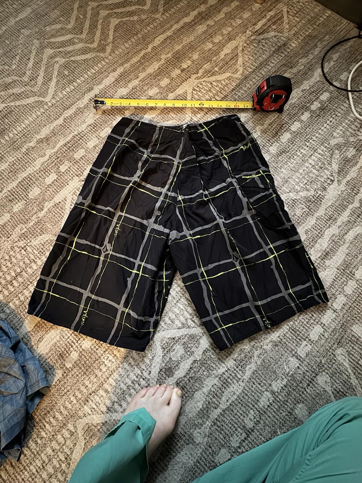 Volcom Size 32 Men's Board Shorts Bathing Suit