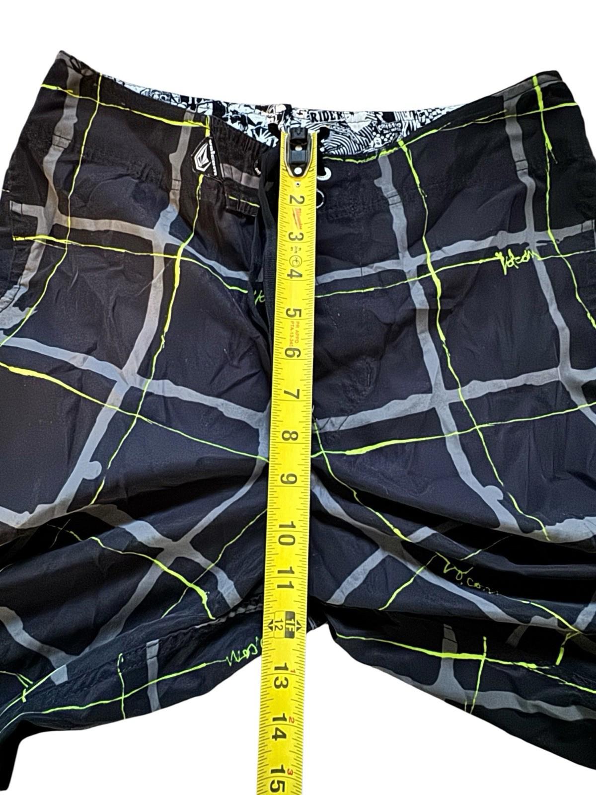 Volcom Size 32 Men's Board Shorts Bathing Suit