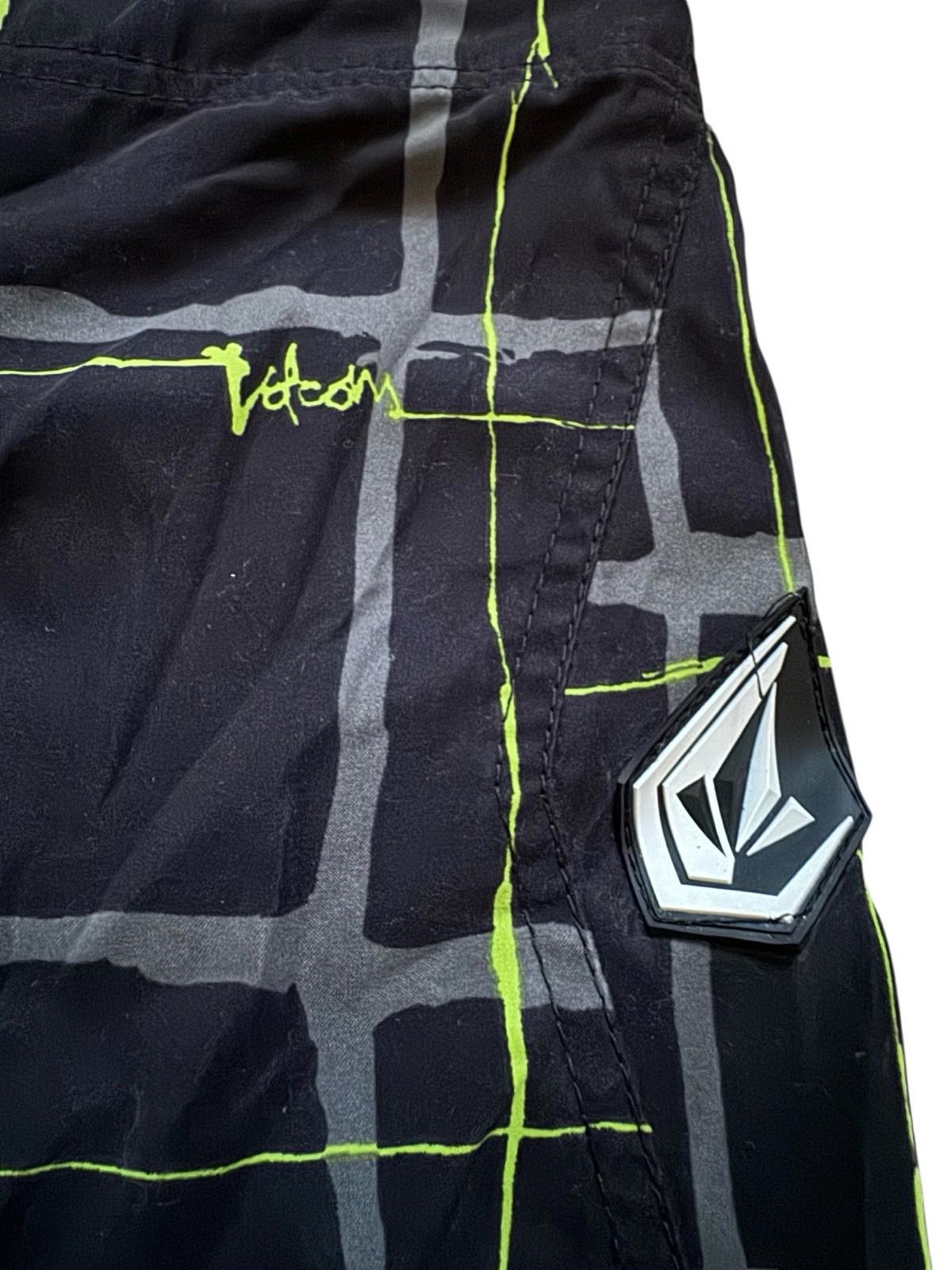 Volcom Size 32 Men's Board Shorts Bathing Suit